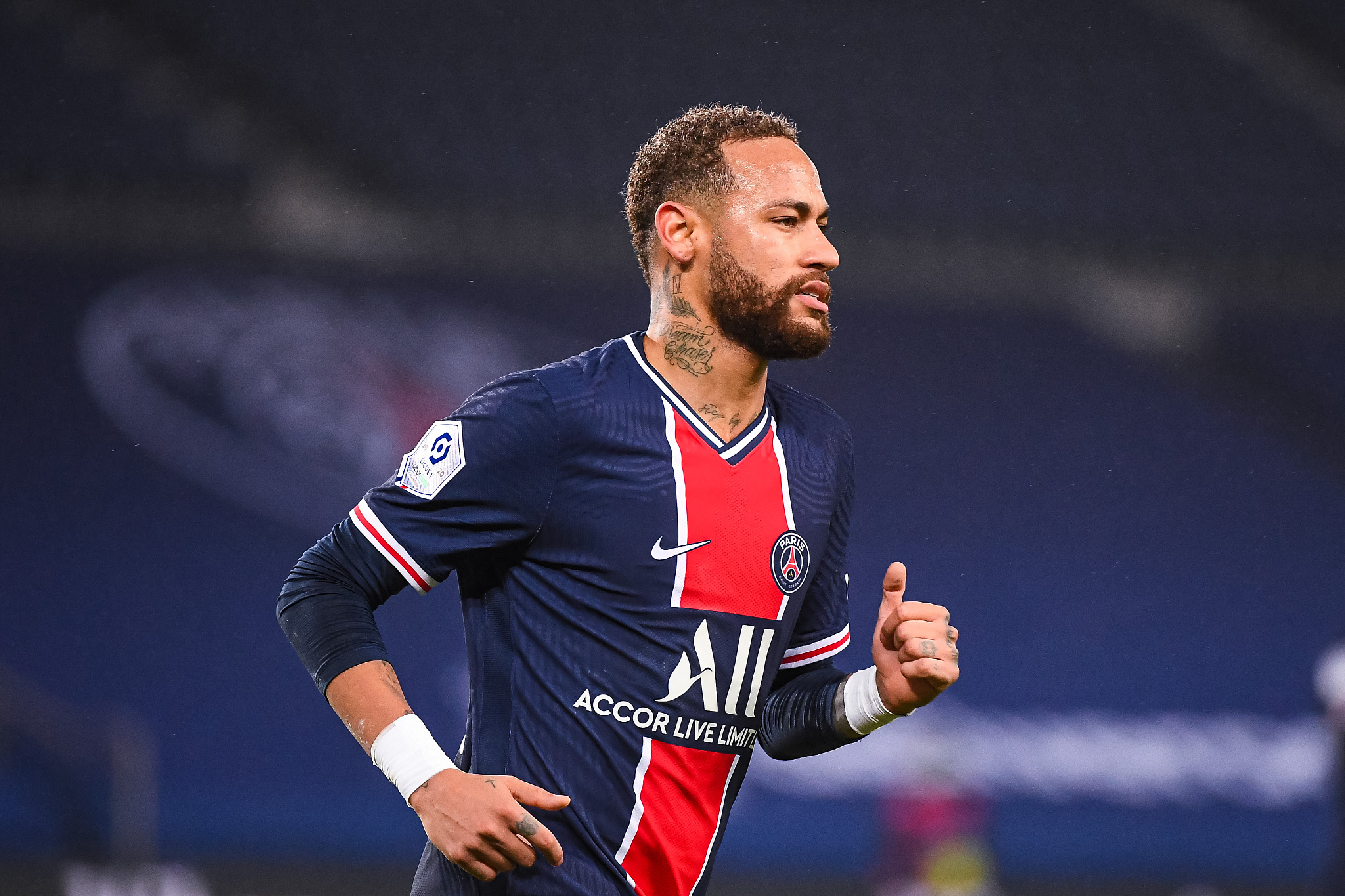 关于内马尔巅峰对决，莱万多夫斯基与30激战C9分钟，比分优势明显胜负难料！的信息